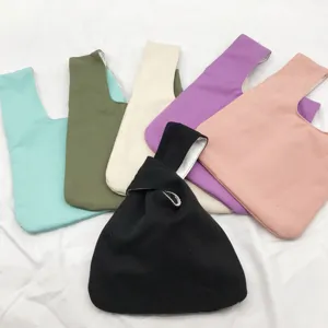 Detailansicht der japanischen Canvas Handgelenktasche mit verschiedenen bunten Farben und Knoten.
