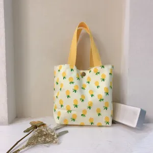 Leinwand Tragetasche mit gelbem Ananasdruck, kleine Handtasche fuer den Alltag Detail.