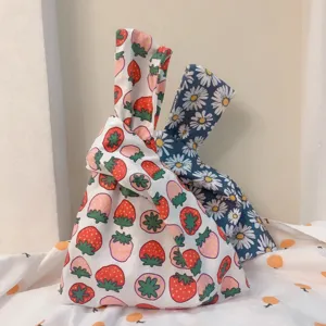 Japanischer Stoff Knoten Handtasche mit süßem Erdbeer und Gänseblümchen Druck, lässige Tasche.