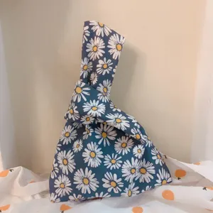 Japanischer Blumenknoten Handgelenktasche süßes Gänseblümchenmuster Handtasche kleine Clutch