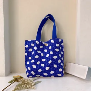 Süße blaue Handtasche aus Leinen mit Hasenmotiv, Detailaufnahme von Stoff und Design.