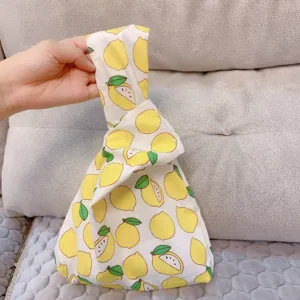 Japanischer Knoten Handgelenkbeutel mit frischem Zitronen Druck und Stoff für Damen kleine Handtasche.