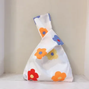 Japanischer Knoten-Handgelenkbeutel mit buntem Blumenmuster, lässige Stofftasche Alltag.