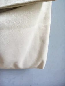 Detailansicht einer einfachen Canvas Umhängetasche mit sauberer Textur und robuster Naht.