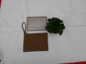 Einfache braune Canvas-Reißverschlusstasche mit Handschlaufe für den Alltag und Heimwerkerprojekte.