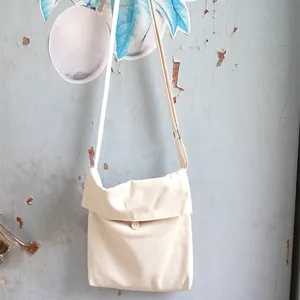 Einfache beige Segeltuch Umhängetasche für tägliches Einkaufen und praktischen Schulgebrauch.