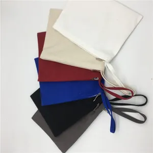 Set aus blanko Baumwoll-Leinen-Reißverschlusstaschen, buntes Make-up-Etui und Handtasche.