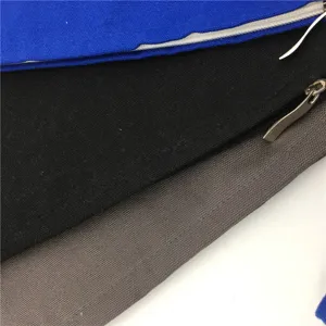 Detailaufnahme mit Canvas-Stofftextur und Metallreißverschluss des leeren DIY-Beutels.