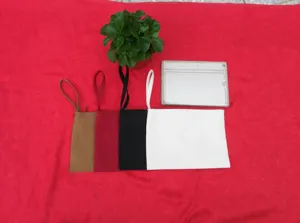 Detailansicht leerer Baumwoll-Leinwandtaschen in verschiedenen Farben für DIY-Malerei.