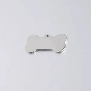 Vue détaillée du pendentif os en acier inoxydable poli miroir étiquette pour animaux gravure.