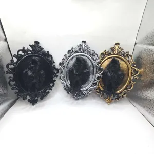 Vue détaillée de suspension murale corbeau vintage gothique en résine avec cadre ovale sculpté.