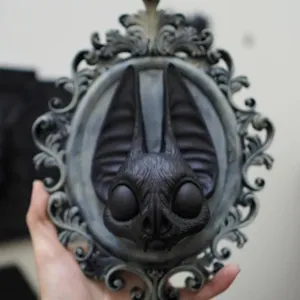 Detail de suspension murale chauve-souris gothique en resine, decoration d'Halloween sombre.