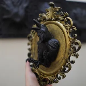 Decoration murale corbeau gothique, piece d'art cadree dore antique en resine pour maison Halloween.