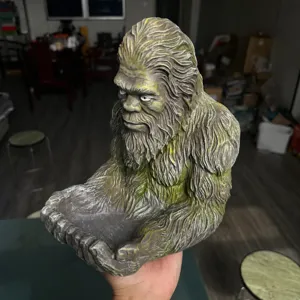 Γλυπτό ταΐστρας πουλιών Bigfoot από ρητίνη για διακόσμηση κήπου με ρεαλιστική υφή γούνας.