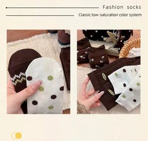 Calze lunghe marroni da donna con motivi floreali a pois e ricami di lettere invernali.