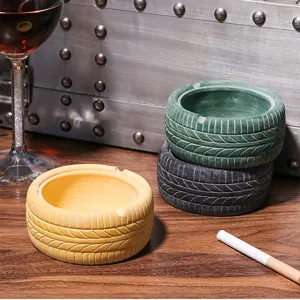 Vue de detail cendrier pneu vintage, cendrier en resine creatif pour bar et voiture.