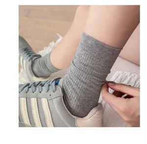 Graue gerippte Socken im Detail, weiche Strick Stinosocken für Damen, Herbststil