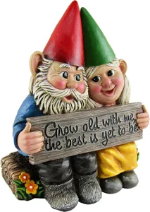 Détail de statue de couple de nains de jardin en résine, jolie figurine avec panneau.