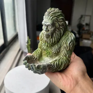 Statua Kipou me Agalma Bigfoot gia Poulia kai Diakosmisi Exoterikou Chorou Avlis