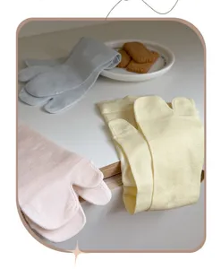 Gros plan de chaussettes d'orteil unies fines pour femmes printemps ete tons pastel.