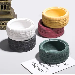 Gros plan de conception de pneu créatif montrant une surface texturée et plusieurs choix de couleurs.