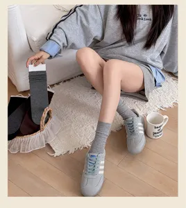 Nahaufnahme gerippter Mittelsocken, gemütliche graue Strickstrümpfe für Damen