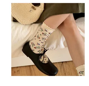 Süße koreanische Blumen-Wadensocken für Damen, schöne Spitzenborte retro Ästhetik.