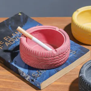 Vue détaillée du cendrier créatif en forme de pneu avec une texture de bande de roulement.