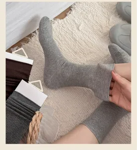 Nahaufnahme von grauen Damen Rippstrumpfsocken mit dehnbarem Stoff und feiner Textur.