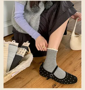 Koreanische süße Rüschen-Mittelstrümpfe, retro florale Strick-Stapelsocken mit feiner Spitze.