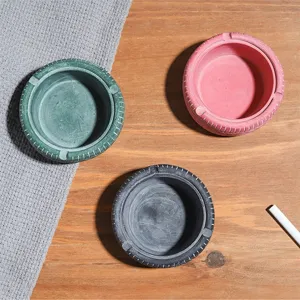 Vue détaillée du cendrier créatif en forme de pneu au design industriel rétro texturé.