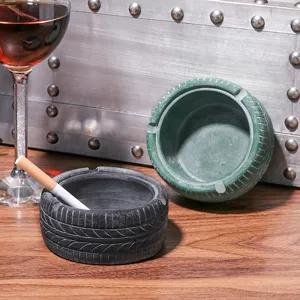 Vue détaillée d'un cendrier créatif en forme de pneu, déco rétro pour le bar.