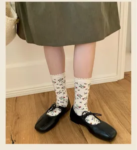 Detailaufnahme süßer Blumen-Mittelsocken mit Spitze, perfekt für den Alltag und süße Outfits.