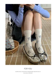 Calzini al polso retrò con fiocco giapponese da donna con scarpe basse argentate.