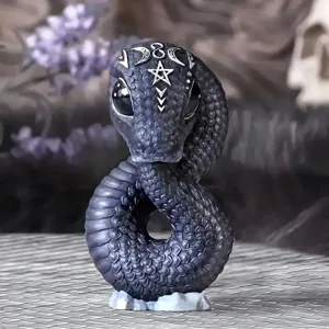 Gotische slangen hars figuur, mystiek wicca magisch slang ornament voor Halloween huisdecoratie.