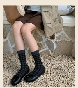 Calze da dito donna a quadri grigi a metà polpaccio vintage abbinate a scarpe tabi nere