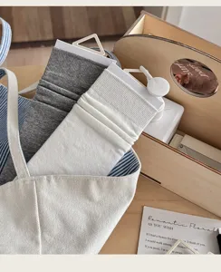 Detailaufnahme einfarbiger Socken in Grau und Weiß, minimalistische, vielseitige Herbststapelsocken.