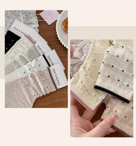Close-up van dunne stippen beenwarmers met zachte textuur en schattig Koreaans stijl design.