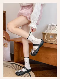 Set van schattige zomer dunne sokken met stippen in Koreaanse stijl en ballerina schoenen voor dames
