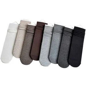 Einfarbige mittelhohe Stilsocken für Damen, minimalistische und vielseitige Freizeitsocken.