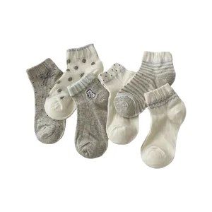 Joli ensemble de chaussettes pour femmes style japonais avec nœud, pois et rayures.