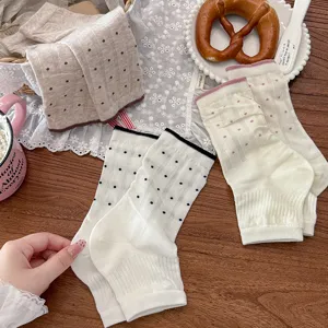 Schattige Koreaanse stijl stippen zomer dunne beenwarmers en mode stacking sokken voor vrouwen.
