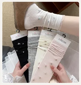 Japanische süße florale Mittelsocken mit zarte Spitzenborte, komfortable Frühlings- und Sommerdetails.