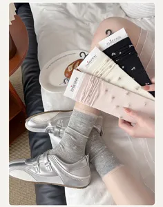 Süße japanische Blumen-Mittelsocken mit zartem Spitzenbesatz, ideal für Frühling und Sommer.