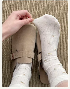 Nahaufnahme Detail von süßen Blumen Socken mit ausgezeichneter Elastizität und Stoff.