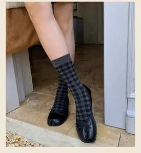 Calzini a tubo medio a quadri grigi vista dettaglio stile vintage cotone morbido per donne ogni giorno.