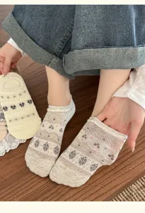Cute summer mesh boat socks with lace design, thin breathable low-cut socks for women detail view.