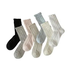 Chaussettes mi-hautes de style ballet pour femmes avec bord volanté et motif cœur ajouré.
