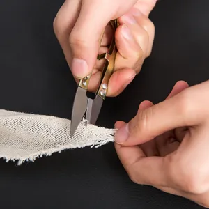 Forbici tagliafilo a U in acciaio inossidabile per cucito e lavori di sartoria professionale.