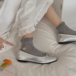 Chaussettes courtes grises à volants pour femmes, broderie douce, style coréen chic.